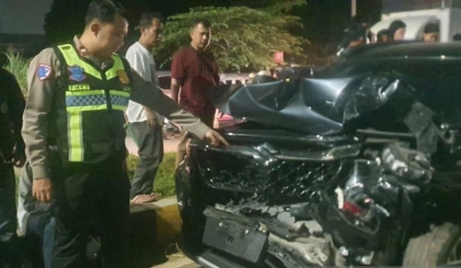 Petugas Ditlantas mengevakuasi salah satu kendaraan yang terlibat kecelakaan di Traffic Light (TL) Legenda Desa Lambang Sari Kecamatan Tambun Selatan.(Antara)