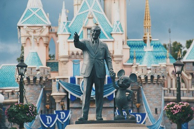 Foto  wahana hiburan The Walts Disney Company. Foto; Unsplash.