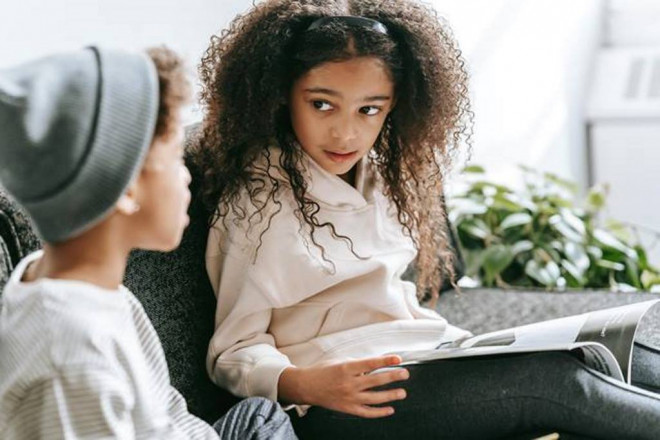 Berikut adalah cara yang tepat menghadapi drama kakak-adik di usia Sekolah Dasar. (Foto: Ilustrasi/Dok. Unsplash.com)