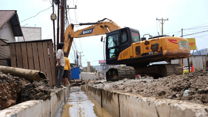Tingkatkan Infrastruktur Jalan Nasional, IMIP Bangun Drainase Beton di Ruas Trans Sulawesi