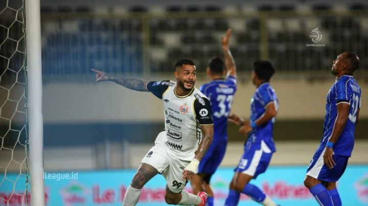 Persija Kalahkan PSBS Biak 1-0: Strategi Monoton Macan Kemayoran Disorot Pelatih!