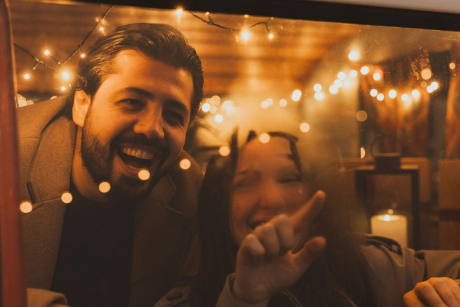  Menariknya, buat cewek-cewek pinter, ganteng atau punya perut sixpack aja tuh enggak cukup. (Foto: Ilustrasi/Dok. Unsplash.com)