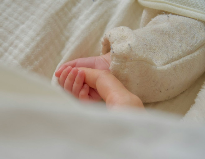   Contact nap adalah kondisi ketika bayi tidur sambil menempel di tubuh orang tua atau pengasuh. (Foto: Ilustrasi/Dok. Unsplash.com)