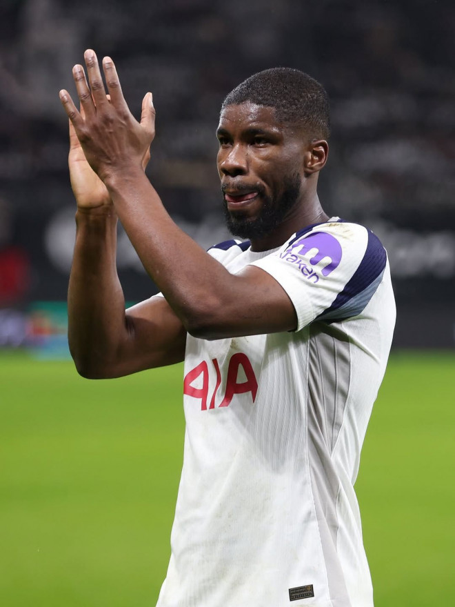 Kevin Danso dari Spurs memberikan apresiasi terhadap supporter. (Foto: Instagram @kevin.danso)