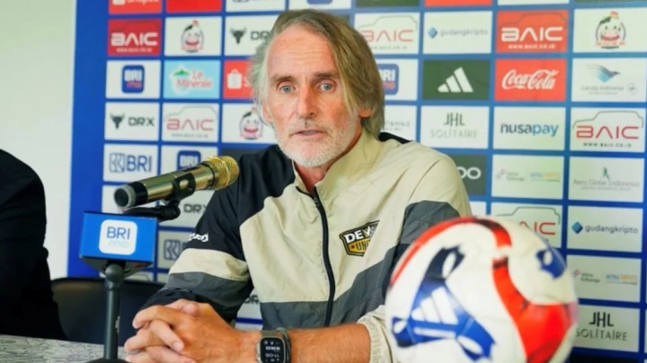Riekerink Soroti Perbedaan Gaya Dewa United dan Persib Bandung