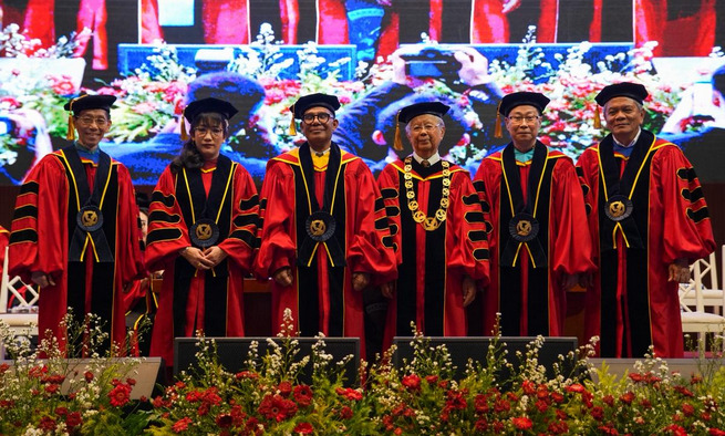 Kukuhkan Guru Besar di Bidang Pendidikan hingga Politik, UPH Kini Punya 45 Profesor