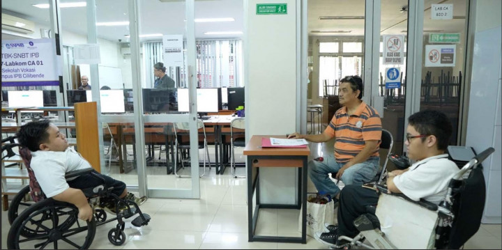 Haru! 2 Difabel Daksa Optimistis Ikut UTBK di IPB, Didampingi Orang Tua