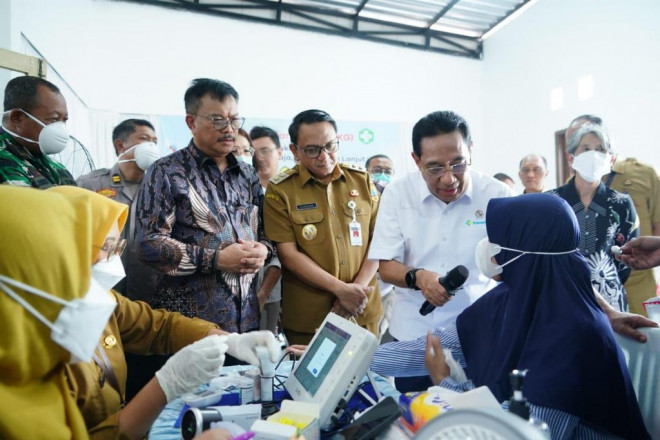   Wamenkes tinjau cek kesehatan gratis yang khusus diadain buat keluarga pasien TB di Pati.  (Foto: Dok. Birkom Kemenkes)