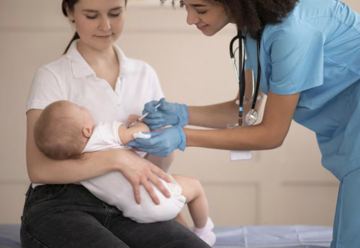 Bayi Belum 1 Tahun, Aman Nggak Sih Vaksin Campak Duluan?