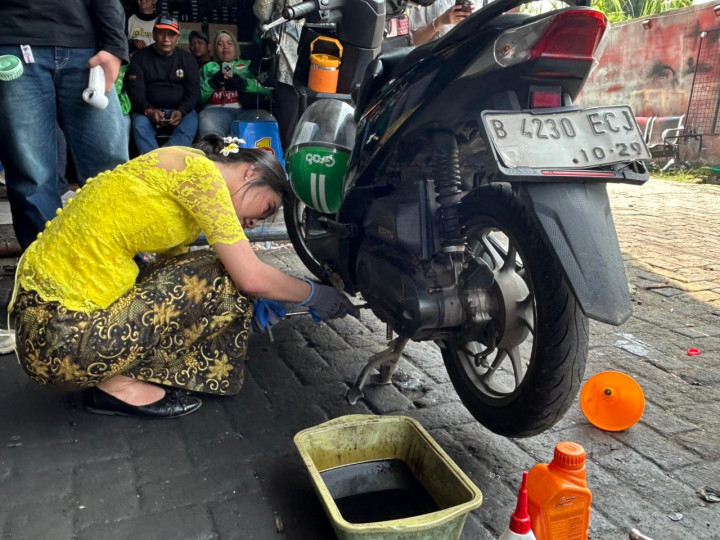 Bengkel Ini Berdayakan Mekanik ‘Kartini’ Layani Ojol Wanita