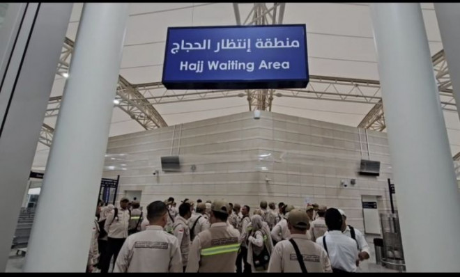 Petugas haji bersiap menyambut jemaah asal Indonesia. Foto: Media Center Haji 2026.
