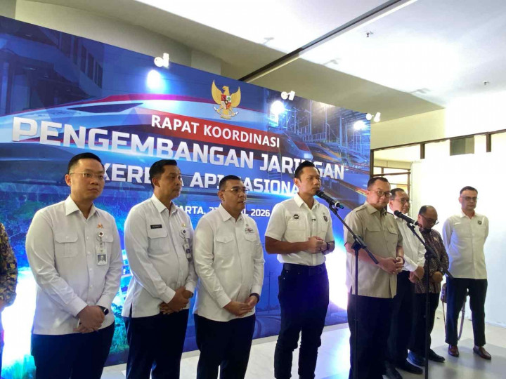 Tekan Biaya Logistik, Menko AHY Dorong Percepatan Kereta Api di Luar Jawa