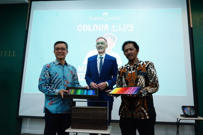 Penyerahan hadiah Kompetisi Seni Internasional Colour4Life Asia Pacific 2025/2026 kepada Yohan Purnomo, 