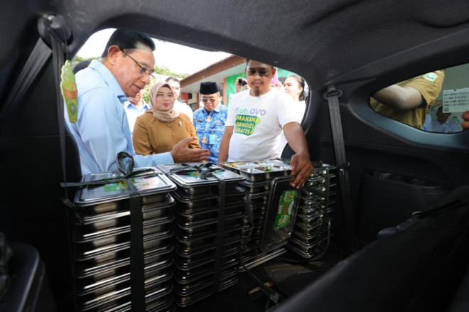  Wamenkes Benny mampir ke SKh Negeri 01 Tangerang Selatan. (Foto: Dok. Birkom Kemenkes)