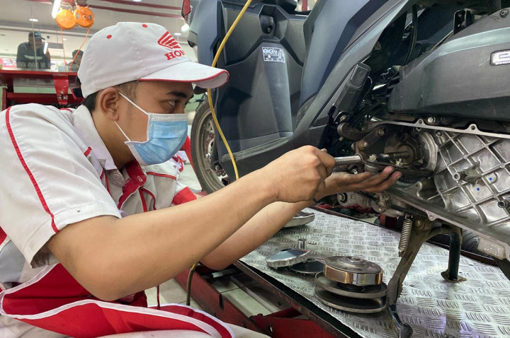 Keren, Para Montir Bikin Alat Spesial Agar Servis Motor Lebih Cepat & Efisien