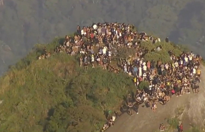 Mencekam! 200 Turis Terjebak di Puncak Morro Dois Irmaos saat Polisi Adu Tembak vs Gangster