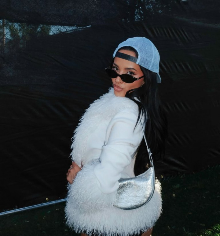 Camila Cabello dan Becky G Kompak Pakai Tas yang Sama di Coachella, Ini Dia It Bag-nya