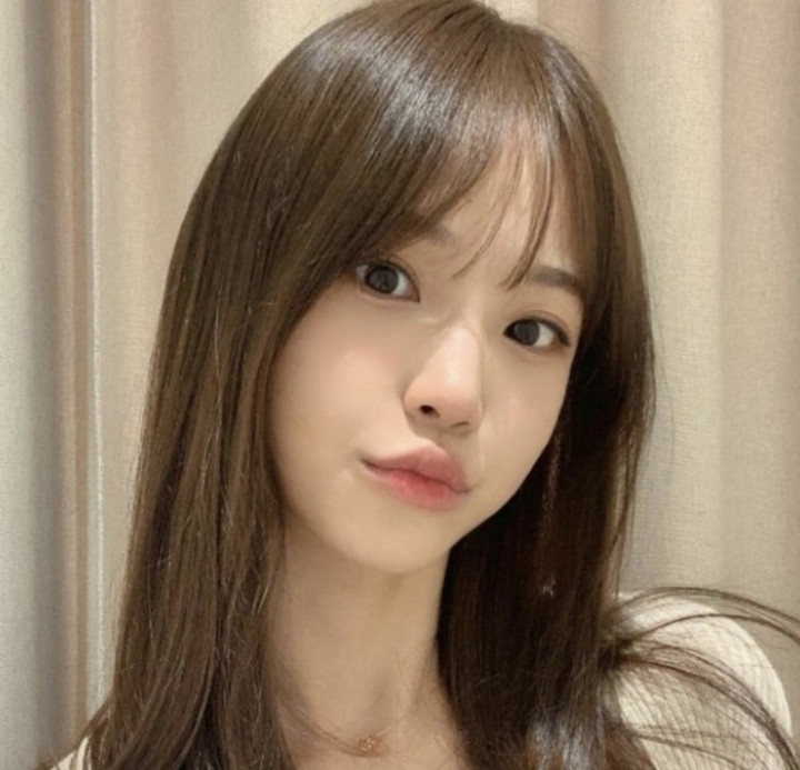 Side Bangs Comeback! Tren Poni Samping 2026 yang Bikin Tampilan Lebih Chic & Elegan