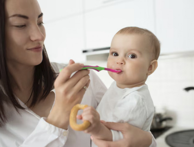 Pada tahap awal kemunculan gigi, penggunaan sikat gigi jari bisa menjadi pilihan yang praktis. Ilustrasi Freepik