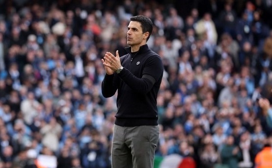 Mikel Arteta, Manajer Arsenal, menyapa para pendukung setelah pertandingan Liga Premier antara Arsenal dan Manchester City. (AFP/Carl Recine)