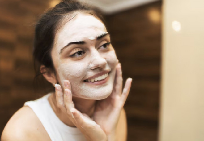 Salah satu cara simpel, untuk mengatasinya adalah dengan rutin menggunakan face scrub. Ilustrasi Freepik