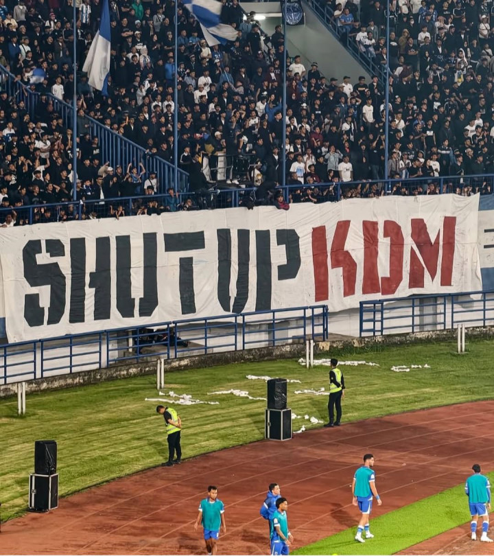 GBLA Memanas! Spanduk “SHUT UP KDM” Muncul, Suporter Persib Kirim Pesan Keras