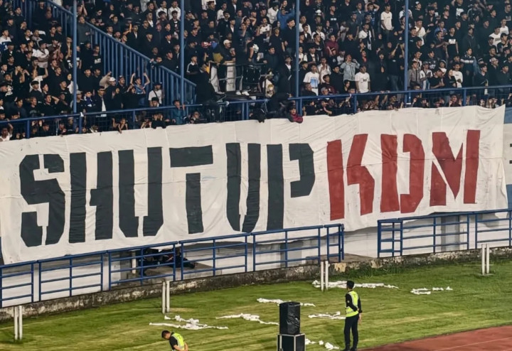 Viral Spanduk “Shut Up KDM” di Laga Persib vs Arema, Ini Respons Dedi Mulyadi