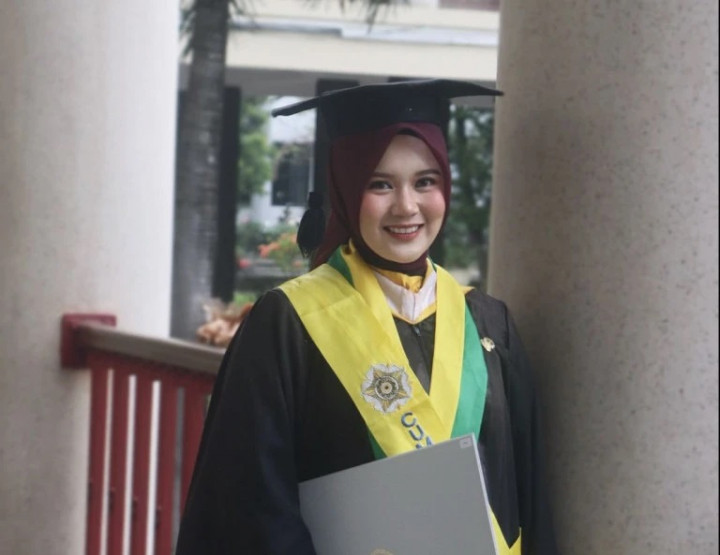Baru 28 Tahun Jadi Dokter Spesialis Anak, Kenalan dengan Istiqomah Katin Lulusan Termuda UGM