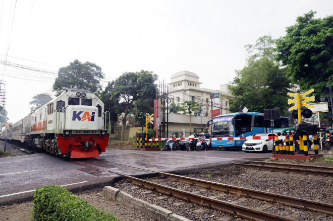 Kereta api saat melintas pada perlintasan sebidang. Foto: dok KAI Properti.