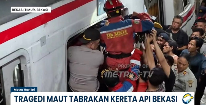 Porses evakuasi korban kecelakaan kereta KA Argo Bomo Anggrek dan KRL di Stasiun Bekasi Timur (Foto: Dok. Tangkapan layar Metro TV)