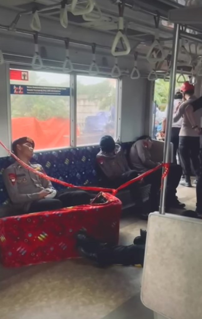   Momen haru saat para petugas gabungan duduk dan tertidur kelelahan setelah berhasil evakuasi seluruh korban. (Foto: Dok. Instagram Lita Suciati/@suci_lita)