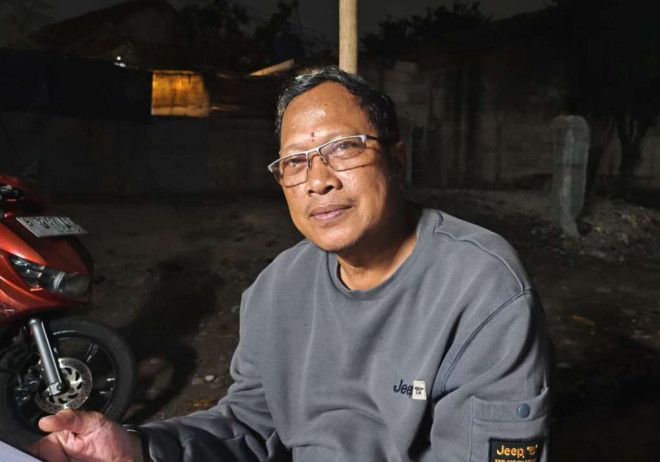 Pak Ibhe, paman dari Adelia Rifani, salah satu korban dari Kecelakaan Kereta Bekasi Timur. (Foto: Dok. Medcom.id/Yatin Suleha)