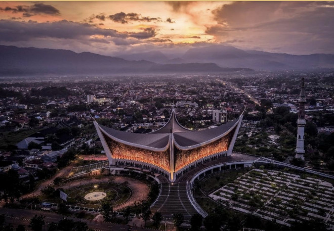 Masjid Raya Syekh Ahmad Khatib Al-Minangkabawi. Dok. Kemenpar