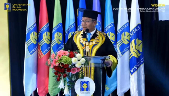 Bukan Sekadar Tinta, Ada Doa di Setiap Ijazah: Tradisi Delapan Tahun Rektor UII yang Segera Berakhir
