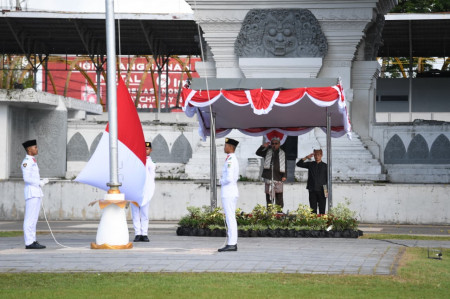 Bukan di Jakarta! Kepoin OOTD Pakaian Adat Mendikdasmen Saat Upacara Hardiknas 2026 di Banyuwangi