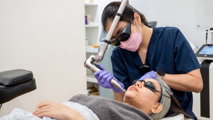 Bye Kusam! Pico Laser Jadi Senjata Baru Kulit Cerah & Mulus