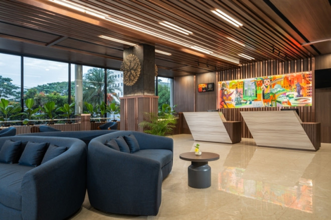 Sentuhan budaya Betawi terlihat dari elemen dekorasi yang dihadirkan di berbagai sudut hotel.