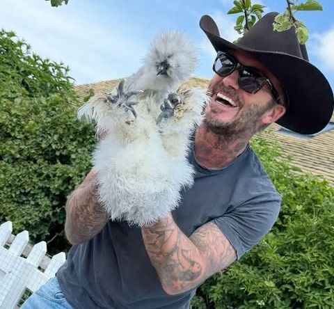 Momen David Beckham dengan hadiah ulang tahun dari sang istri (Foto: Instagram @victoriabeckham)