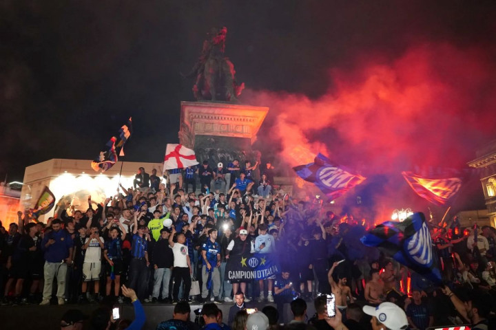 Lautan Biru Hitam di Milano! Piazza Duomo Membludak Saat Inter Rayakan Scudetto ke-21