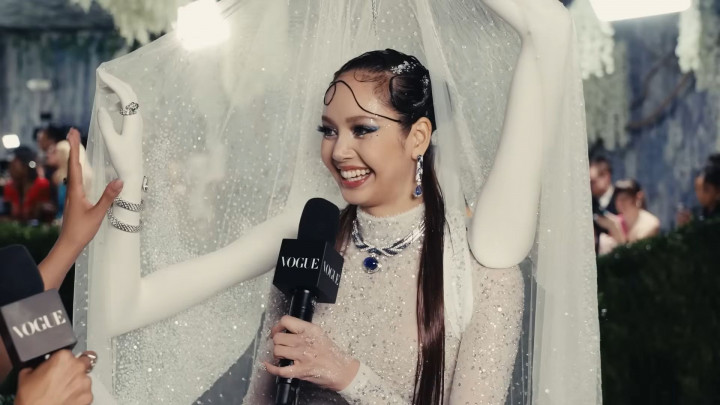 Pakai Replika Tangan Sendiri, Lisa BLACKPINK Tampil <i>Surreal</i> di Met Gala 2026
