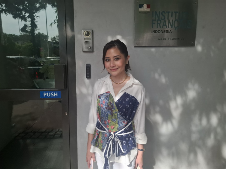Jadi Pocong di Film Holy Crowd, Prilly Latuconsina Langsung Migrain Syuting Pakai Kain Kafan Asli