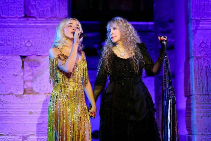 Sabrina Carpenter Gandeng Stevie Nicks Saat Tampil di Met Gala 2026