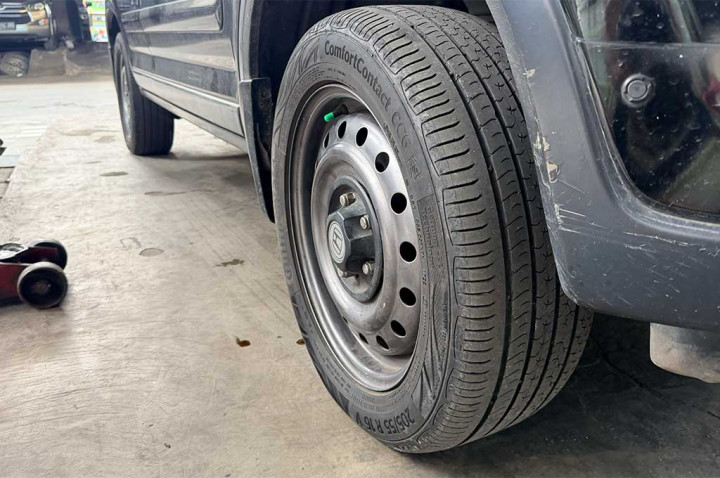 Bocor Halus Bikin Pusing, Ini Cara Deteksi Kebocoran di Ban Mobil