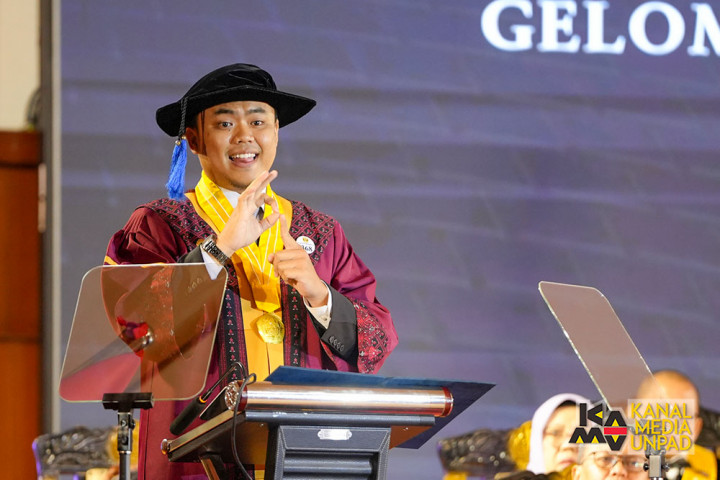 Sempat Ingin Mundur, Hasbi Jadi Wisudawan Tuli Pertama yang Pidato di Wisuda Unpad