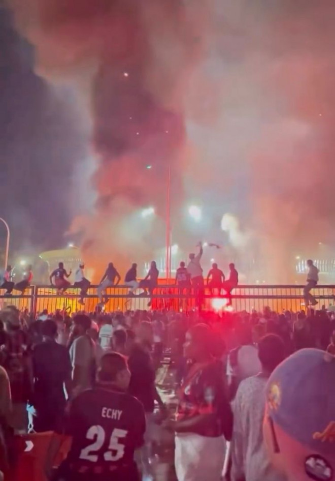 Suasana mencekam diluar Stadion Lukas Enembe usai Persipura gagal promosi ke Super League (Foto: Instagram @info.jayapura)