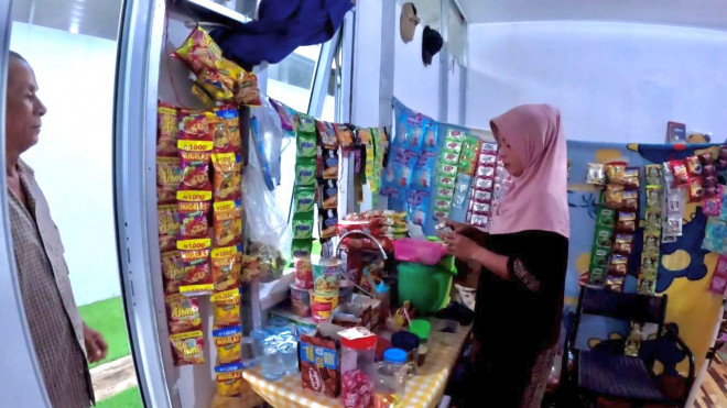 Penyintas perlahan membangun kembali perekonomian keluarganya melalui usaha makanan kecil di lingkungan huntara.
