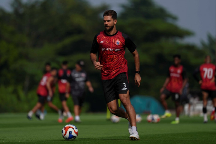 Bek Persija Tuntut Konsentrasi Penuh Lawan Persib