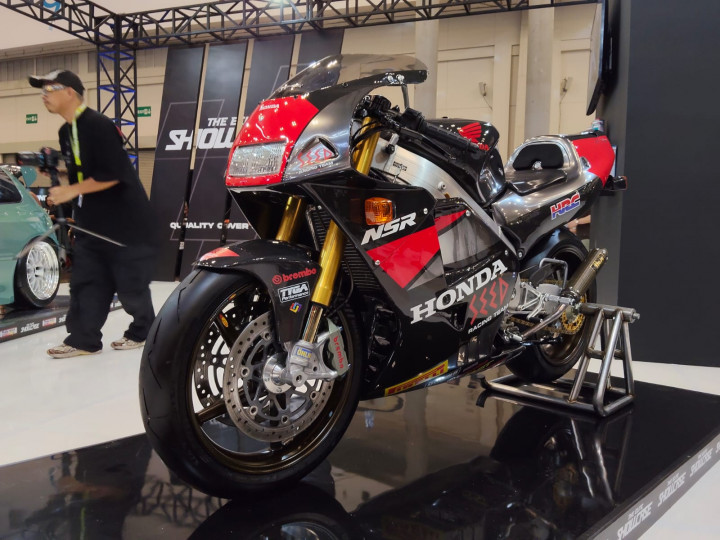 Siap Melesat! Honda NSR250 MC28 Bertabur Komponen Karbon