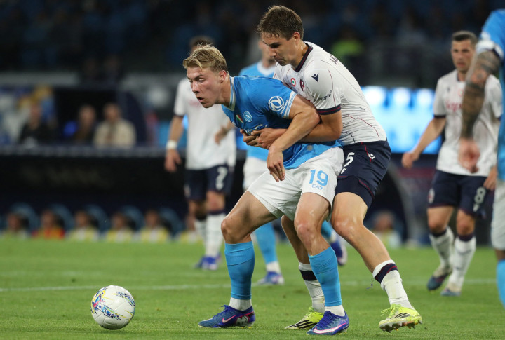 Hasil Napoli vs Bologna 2-3: Gol Akrobatik Rowe di Menit Akhir Tunda I Partenopei ke Liga Champions