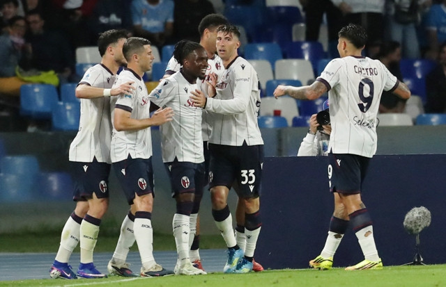 Jonathan Rowe (tengah) mencetak gol penentu kemenangan Bologna di markas Napoli-Foto Carlos Hermann/AFP 